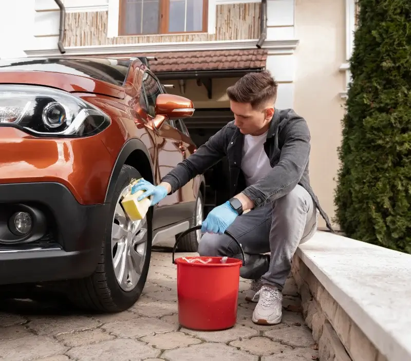 Lavage auto à domicile Lacaune : professionnel intervenant sur un véhicule